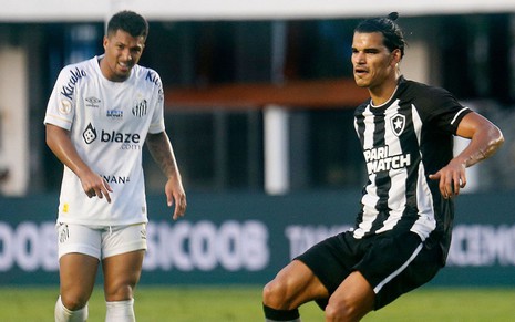 Marcos Leonardo observa Danilo Barbosa fazer movimento de passar a bola em jogo Santos x Botafogo no Brasileirão