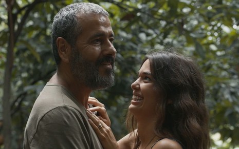 José Inocêncio (Marcos Palmeira) abraça Mariana (Theresa Fonseca) em cena no meio do mato na novela Renascer