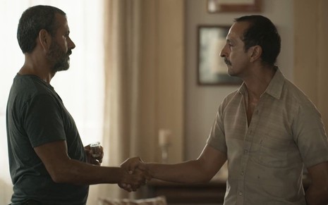 José Inocêncio (Marcos Palmeira) aperta a mão de Tião (Irandhir Santos) em cena da novela Renascer