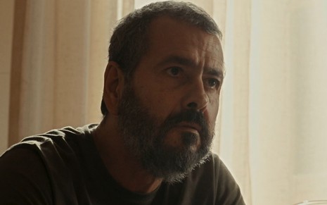 Marcos Palmeira está com expressão séria em cena como José Inocêncio na novela Renascer