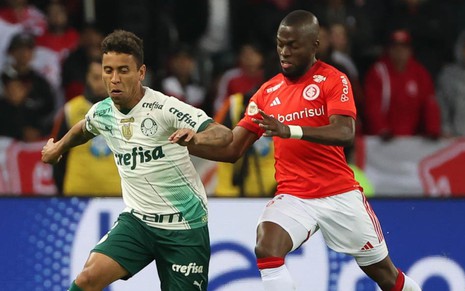 Marcos Rocha e Enner Valencia lado a lado em disputa pela bola no jogo entre Palmeiras e Internacional no 1º turno