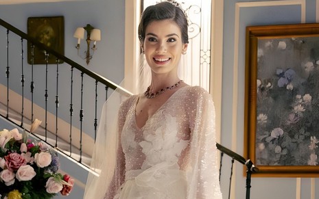 Camila Queiroz usa vestido de noiva no cenário de Amor Perfeito