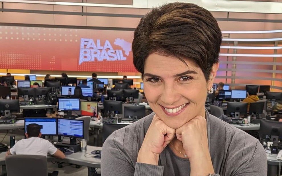 Mariana Godoy em foto publicada nas redes sociais; ela sorri para a câmera no cenário do Fala Brasil