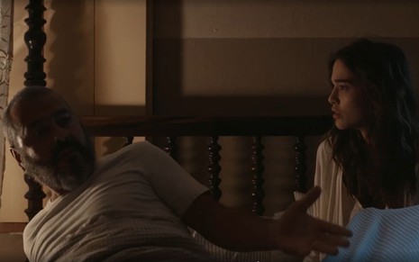 Em cena de Renascer, Marcos Palmeira está deitado na cama, discutindo com Theresa Fonseca