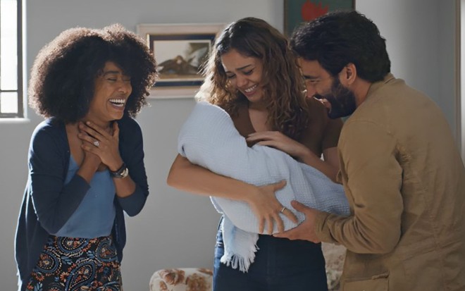 Judite (Mariana Nunes), Maíra (Sophie Charlotte), com bebê no colo, e Rafael (Humberto Carrão) em cena de Todas as Flores