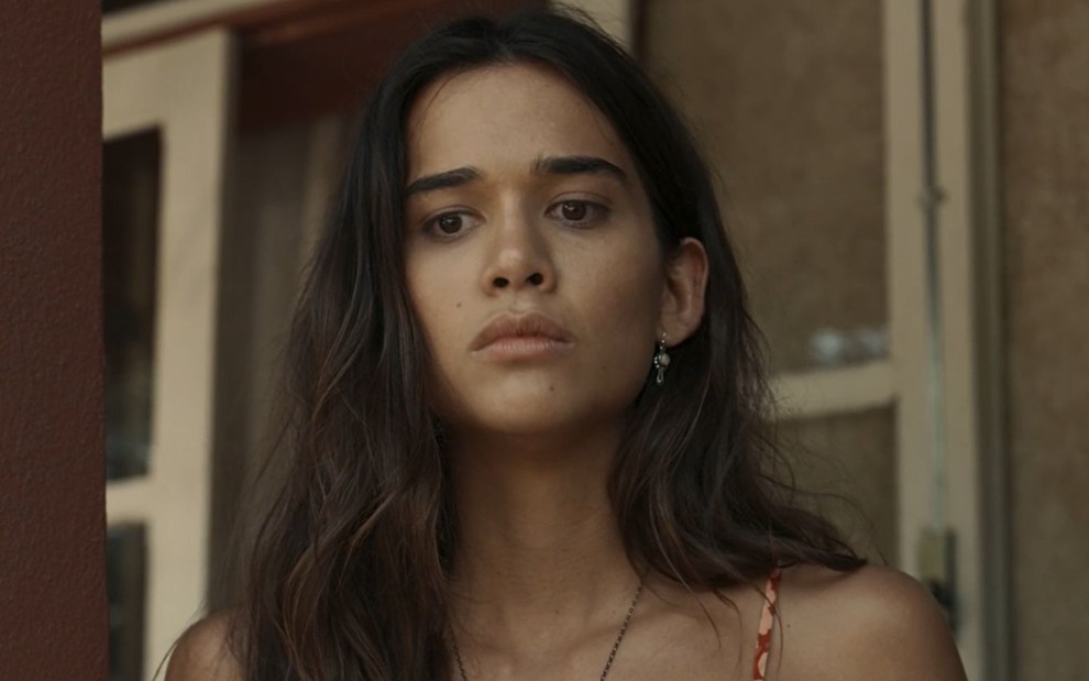Theresa Fonseca com expressão séria em cena como Mariana na novela Renascer