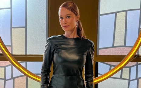 Mariana Ximenes posa com vestido preto de manga comprida e rabo de cabelo