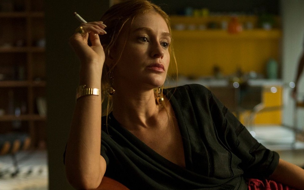 Em cena na série Rio Connection, Marina Ruy Barbosa está segurando um cigarro