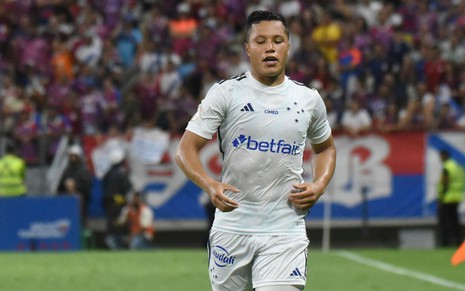 Marlon usa uniforme branco do Cruzeiro em jogo do Campeonato Brasileiro 2023