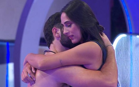 Matteus Amaral e Deniziane Ferreira estão abraçados no BBB 24