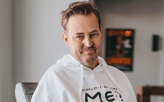 Matthew Perry está sorrindo, em foto no Instagram