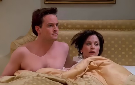 Matthew Perry, à esquerda, e Courteney Cox, à direita, em cena de Friends