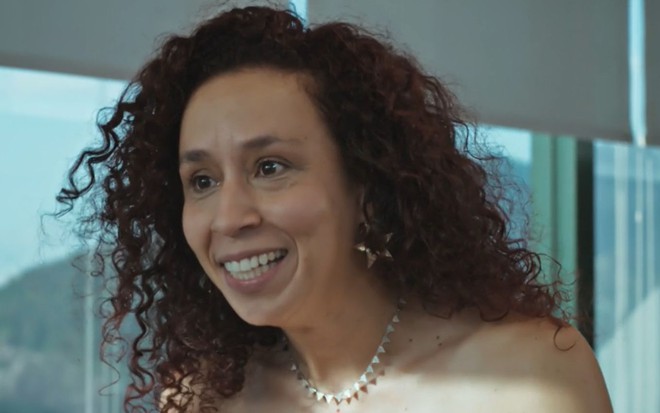 Thalita Carauta com expressão feliz em cena como Mauritânia na novela Todas as Flores