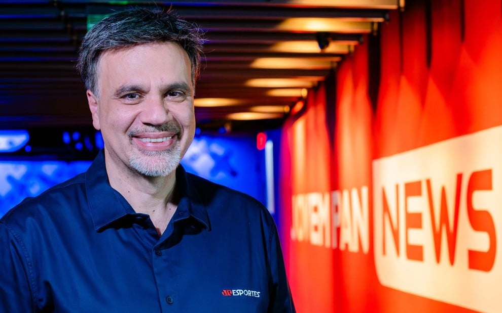 Foto do jornalista Mauro Beting; ele veste camisa azul e sorri