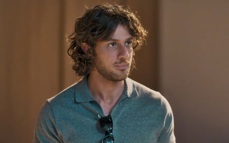 Chay Suede com expressão séria em cena como Mavi na novela Mania de Você