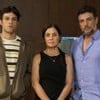 Chay Suede, Adriana Esteves e Rodrigo Lombardi estão lado a lado, sérios, caracterizados como seus personagens de Mania de Você