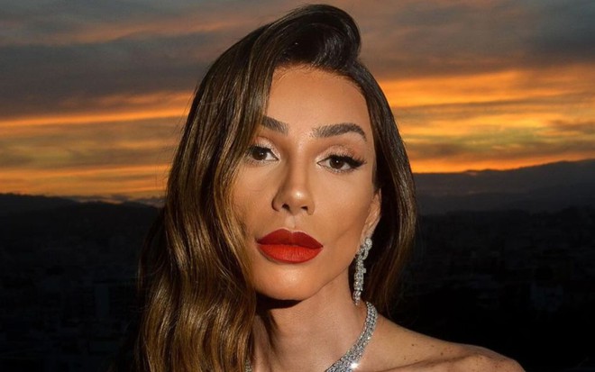 Maya Massafera olha para a câmera em ensaio publicado no Instagram