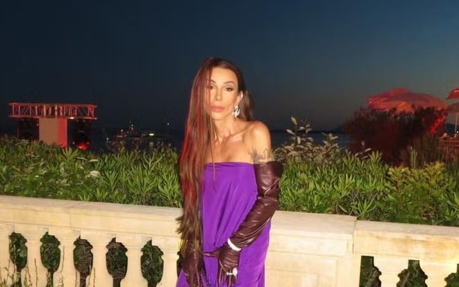 Maya Massafera com um vestido roxo no Festival Cannes