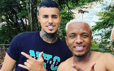 Foto mostra MC Livinho ao lado de seu produtor