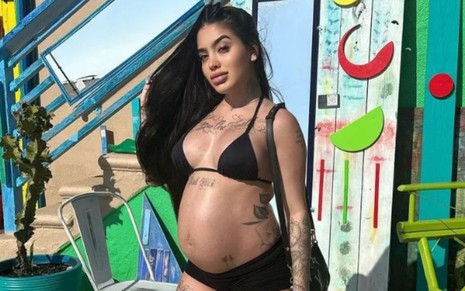 MC Mirella em Venice Beach, posando grávida e de biquíni