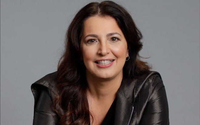 Melissa Vogel sorri em foto posada