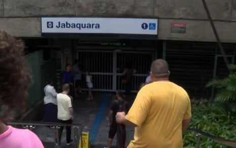 Portões fechados da estação Jabaquara, na linha 1-Azul do Metrô de São Paulo