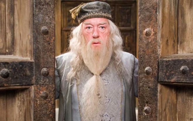 Michael Gambon caracterizado como Dumbledore