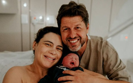 Michelle Loreto e Alexandre Mattoso seguram Aurora no colo após o parto