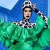 Vestida de bola de futebol, a drag queen Miranda Lebrão está na frente de um fundo azul com uma estrela