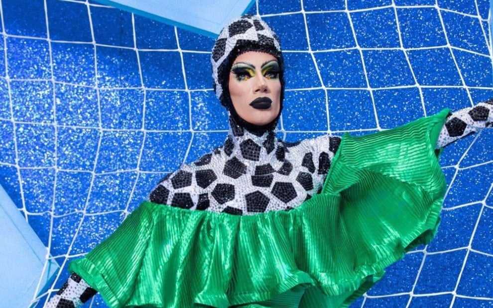 Miranda Lebrão vestida de bola de futebol nas fotos de premiére de Drag Race Global All Stars