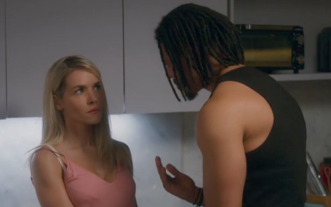 Érica (Monique Alfradique) conversa com Edu (Luís Navarro), que está de costas na imagem, em cena de Elas por Elas