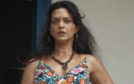 A atriz Ana Cecília Costa com expressão séria em cena de Renascer