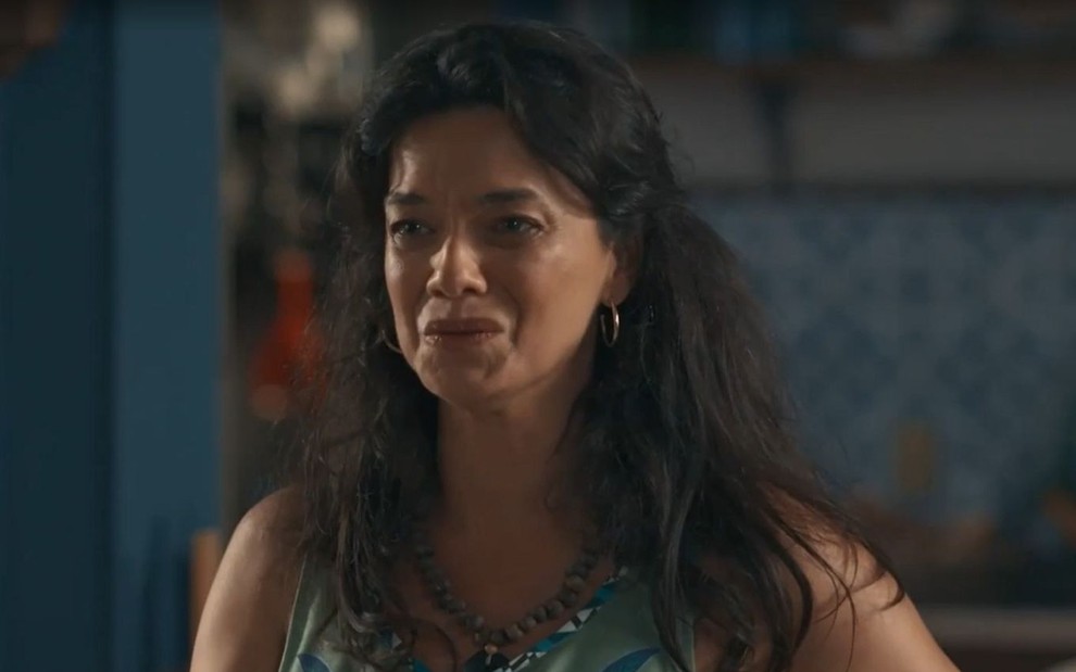 Em cena de Renascer, Ana Cecília Costa está falando com alguém
