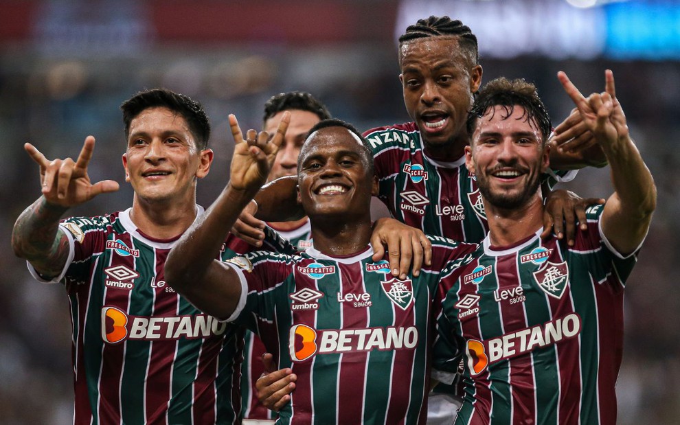 Cano (à esq.), Ganso, Arias, Keno e Martinelli se abraçam e comemoram gol do Fluminense