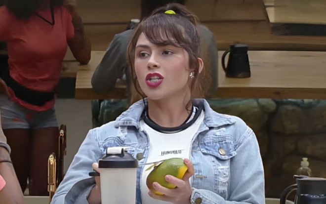 Nadja Pessoa fala e corta uma manga na cozinha de A Fazenda 15