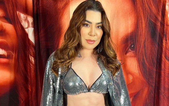 Naiara Azevedo usa uma roupa prateada e está com cabelo solto