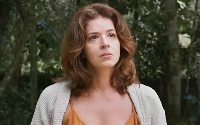 Mariana Santos com expressão séria em cena como Natália na novela Elas por Elas