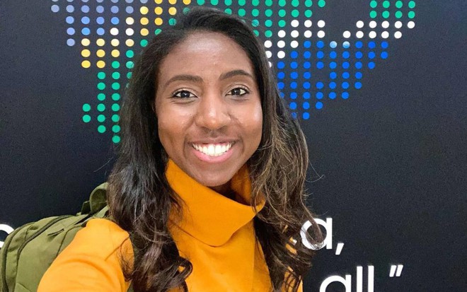 Nataly Castro sorrindo com mochila nas costas