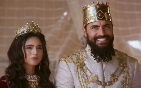 Ester (Nathalia Florentino) e Xerxes (Carlo Porto) sorridentes em cena da novela A Rainha da Pérsia