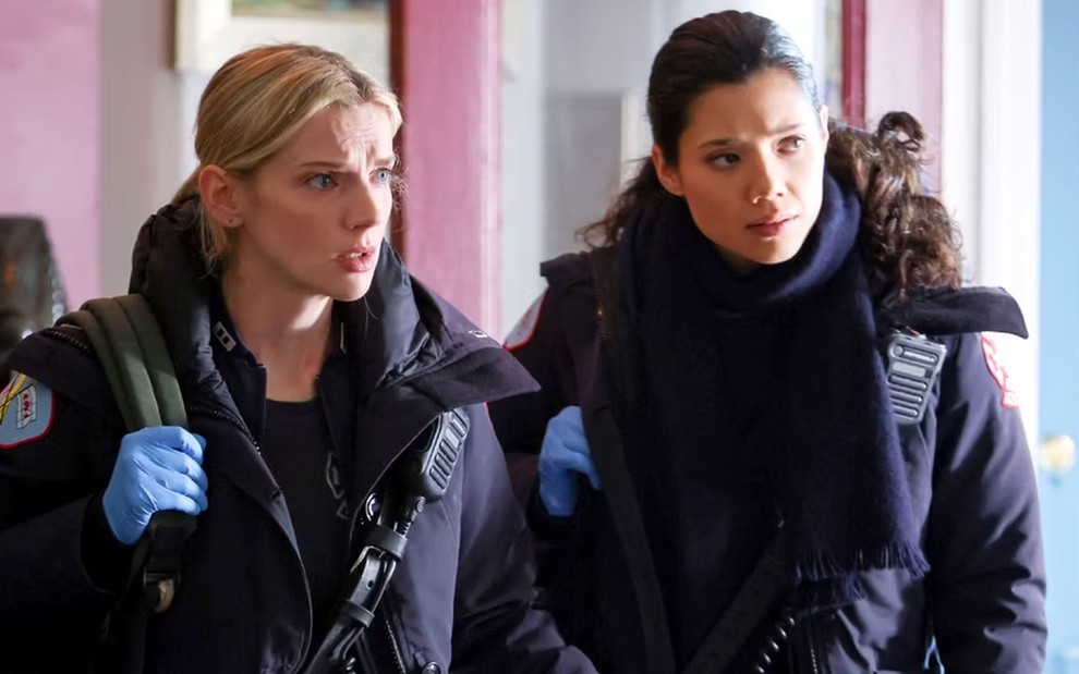 Kara Killmer e Hanako Greensmith em cena de Chicago Fire