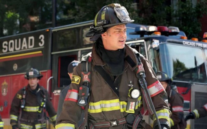 Taylor Kinney em cena de Chicago Fire: série sobre bombeiros deve ser uma das primeiras a voltar - Divulgação/NBC