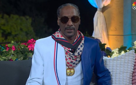 Snoop Dogg posa diante da Torre Eiffel em estúdio da NBC na Olimpíada