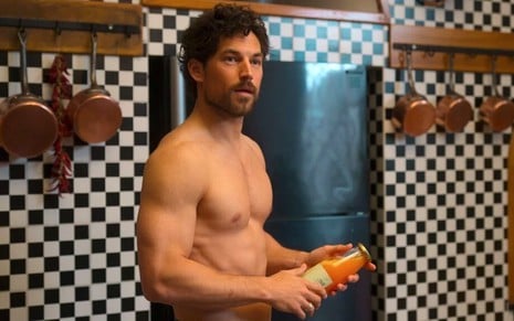 Sem camisa, Giacomo Gianniotti tem expressão surpresa em cena de Amor Traiçoeiro