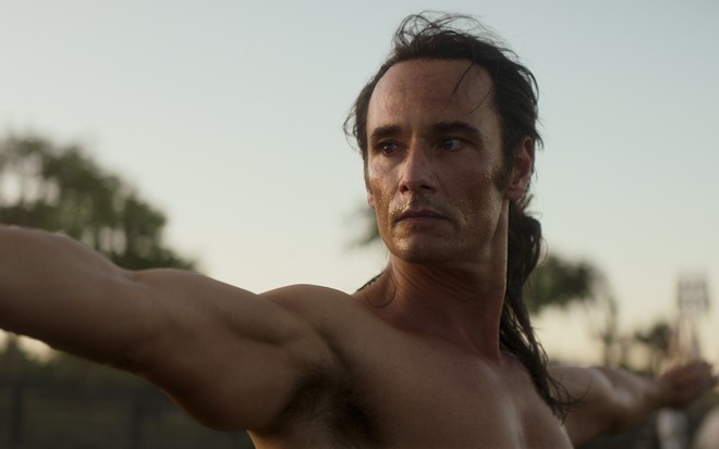 O ator Rodrigo Santoro está em cena da terceira temporada de Bom Dia, Verônica, como Jerônimo