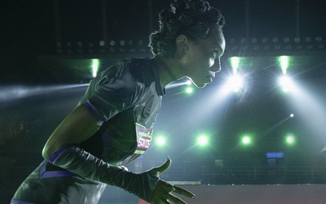 Com roupa de atleta, Jessica Córes tem expressão concentrada em cena do filme Biônicos