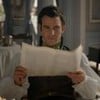 O ator Luke Thompson caracterizado como Benedict lendo um jornal em cena de Bridgerton