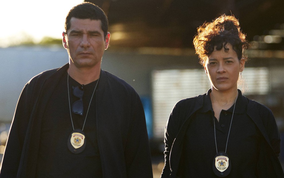 Rômulo Braga e Maeve Jinkings têm expressões sérias em cena da série DNA do Crime