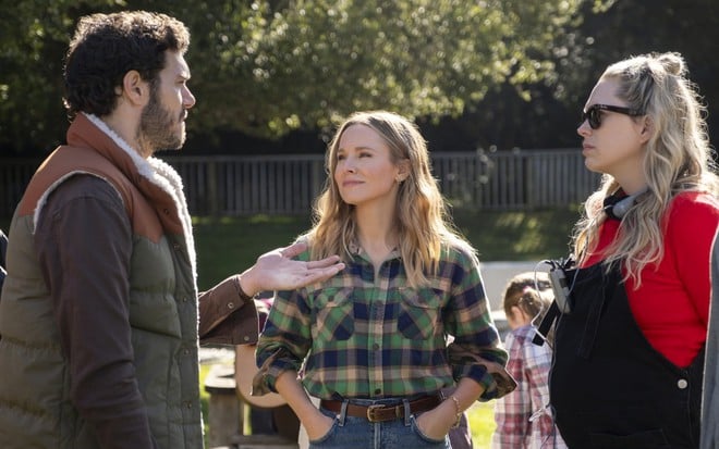 Adam Brody e Kristen Bell conversam com a produtora Erin Foster nos bastidores da série Ninguém Quer