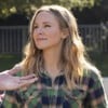 Adam Brody e Kristen Bell conversam com a produtora Erin Foster nos bastidores da série Ninguém Quer