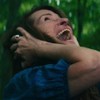 Julia Roberts coloca as duas mãos nos ouvidos e grita em cena de O Mundo Depois de Nós